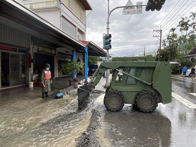 第四作戰區工訓中心派遣鏟裝機至六龜區新發國小，清理道路落石淤泥。（國軍提供／林瑞益高雄傳真）