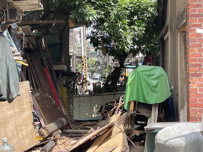 新北樹林區鎮前街367巷被一處古厝擋住，附近居民來往道路受阻，新北市新建工程處規畫打通此巷，打通寬度7公尺、長度30公尺的道路，預計8月底進行拆除工程，年底可完成道路設置。（蔡雯如攝）