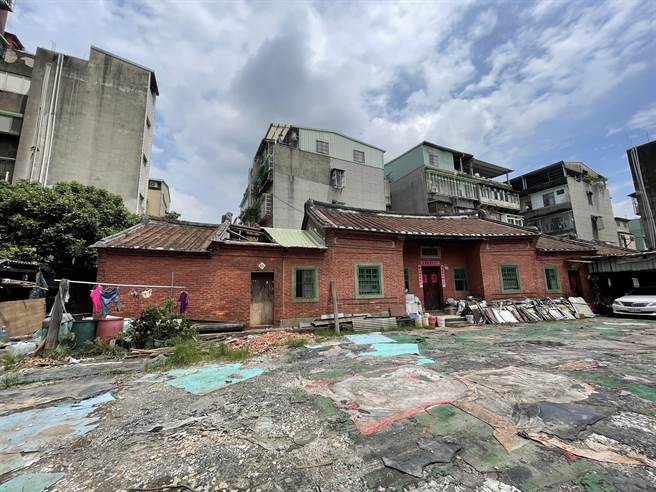 新北樹林區鎮前街367巷被一處古厝擋住，附近居民來往道路受阻，新北市新建工程處規畫打通此巷，打通寬度7公尺、長度30公尺的道路，預計8月底進行拆除工程，年底可完成道路設置。（蔡雯如攝）