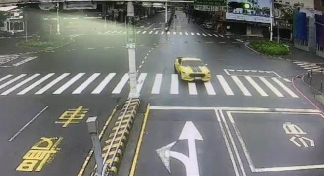 新车要价近200万元的福特野马跑车，在台南市街头多次逆向、闯红灯、飙速。（读者提供／程炳璋台南传真）