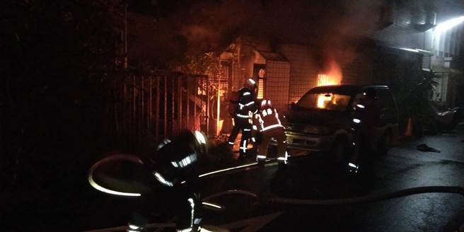 屏市暗夜發生住宅火警，警消將火勢撲滅後正釐清起火原因。(屏縣消防局提供)