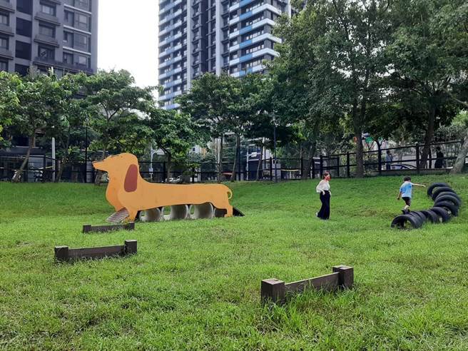 环保局9日上午于林口区力行公园举办狗便袋公布会，林口区长蓝品畯、洪孟楷服务处到场参加，由柴语录布偶欢乐跳舞开场（戴上容摄）