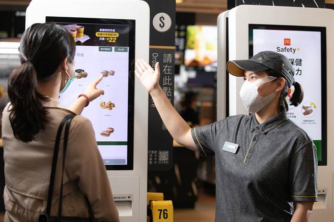 麦当劳扩大招募200名餐厅襄理，并首度公开招募1300名正职服务员。（麦当劳提供）
