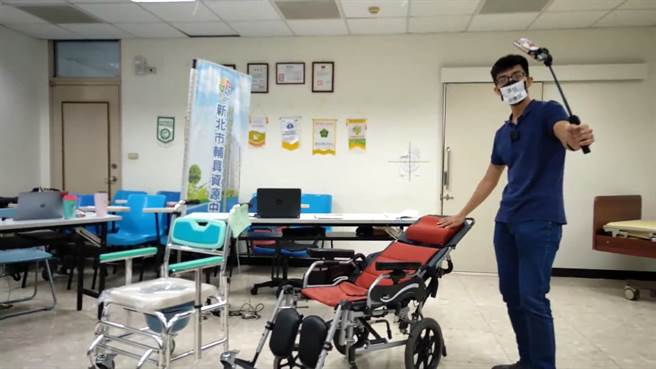 新北市輔具資源中心利用遠距科技為輔具需求者提供線上評估和核定的服務。（新北市社會局提供）