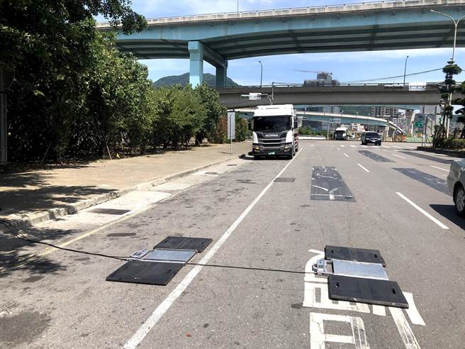 蘆洲警出動「移動磅秤」取締超載（蘆洲警分局提供／戴上容新北傳真）