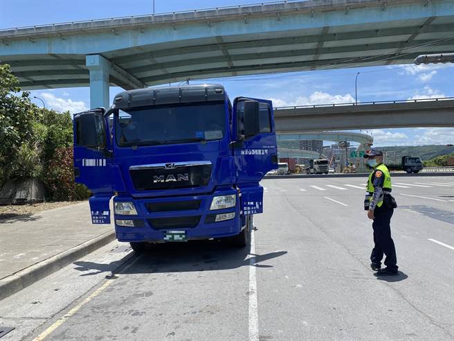 台64線八里匝道近期連續發生多起大型車交通事故，新北市交通警察大隊規畫自9日起至22日全市同步實施「大型車大執法」（蘆洲警提供／戴上容新北傳真）