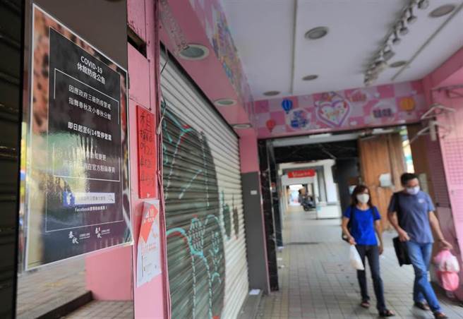 劳动部今(9)日公布劳工行政主管机关通报因应景气影响劳雇双方协商减少工时(无薪假)统计，事业单位计4447家，实施人数5万5332人，较上周增加59家，人数减少1355人，为本土疫情以来首次人数下降。（图／报系资料照）