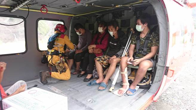 高市府9日申请直升机至桃源部落，载送需就医的民眾就诊。（读者提供／石秀华高雄传真）