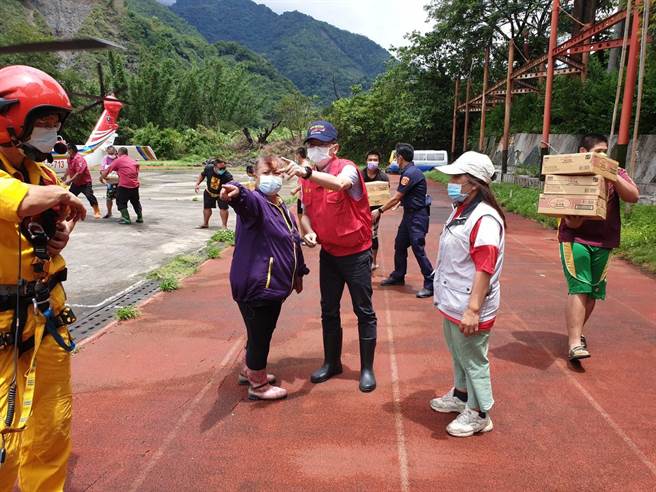 高市府副秘书长郭添贵代表市长陈其迈搭直升机至桃源部落视察慰问。（读者提供／石秀华高雄传真）