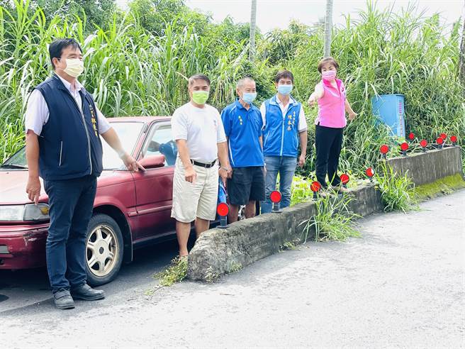 立委杨琼璎偕同市议员陈本添9日会勘现场，要求尽速拓宽改善。（陈淑娥摄）