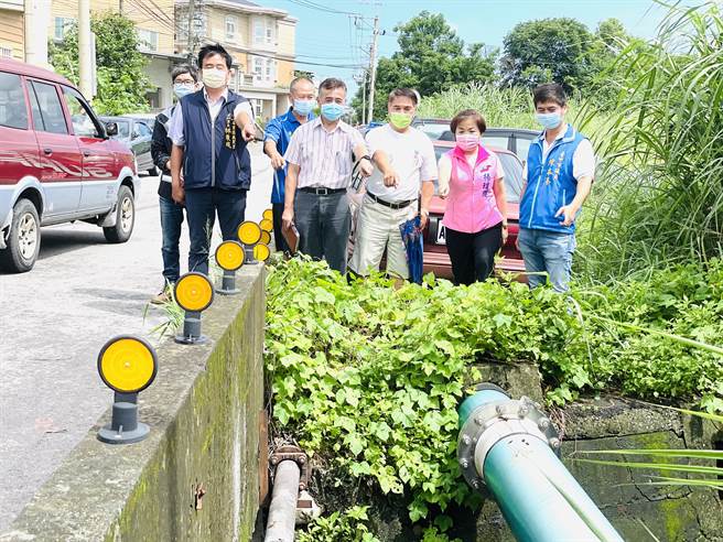 立委杨琼璎偕同市议员陈本添9日会勘现场，要求尽速拓宽改善。（陈淑娥摄）