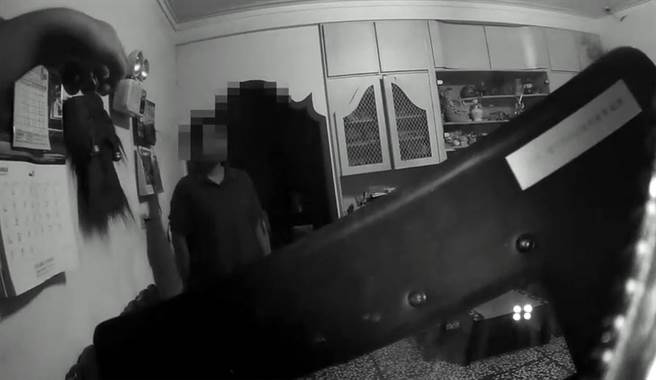 一名印尼女看護涉嫌持刀傷害8旬老婦，警方到場時還持盾與看護對峙。（警方提供／李忠一宜蘭傳真）