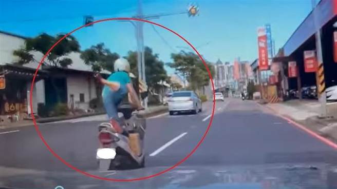 骑士一脚站机车上，一脚向后高高抬起，姿势宛如「天外飞仙」，恐涉及危险驾驶。（图／FB_爆废公社公开版）