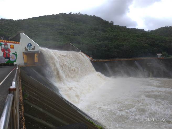 牡丹水库溢洪道闸门放水。（南区水资源局提供）