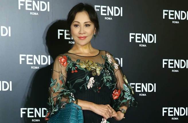 55岁影后刘嘉玲是演艺圈着名的冻龄女神，拥有优雅从容的气质与女性魅力，近日她成为美容品牌全球代言人，首波宣传出炉。(图／本报系资料照)