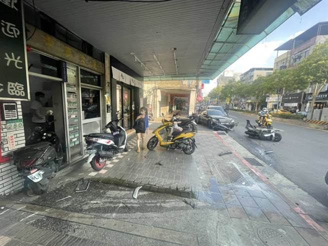 陈姓男子8日下午驾车衝上延平北路5段一处骑楼，撞击4辆机车。（图／李文正翻摄）