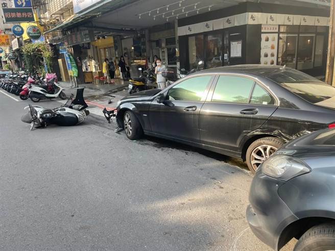 陈姓男子酒测值0.89mg／L，驾驶宾士车碰撞4辆机车、1辆汽车。（图／李文正翻摄）