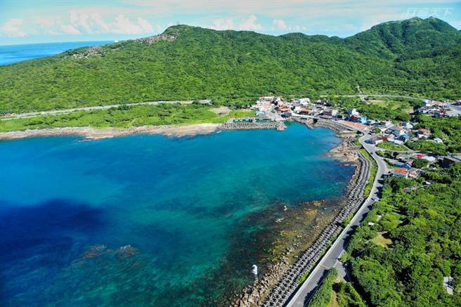 像是鸟的视野，从空中俯拍，重新认识这段绝美海岸线。（图/行遍天下）