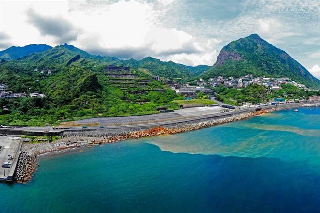 阴阳海因溪水流入海中的矿物质含量高而成。空拍机在水湳洞渔港起飞，可捕捉十三层遗址与阴阳海壮观美景。（图/行遍天下）