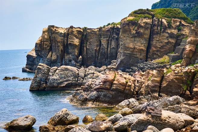 因岩层长年受东北季风和强浪侵蚀，形成千奇百怪的岩石景观，南雅奇岩有霜淇淋岩、竹笋岩等，独特纹路彷佛彩绘。（图/行遍天下）