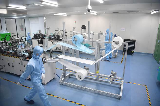 图为云南白药工作人员在口罩生产线上工作。(资料照/中新社)