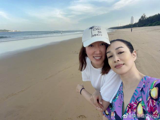 50歲鍾麗緹外型保養得宜。（圖／微博@鍾麗緹）