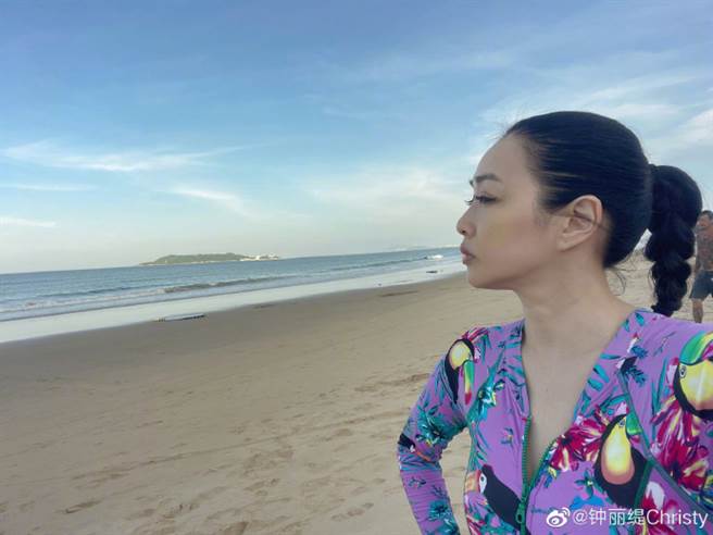 50歲鍾麗緹外型保養得宜。（圖／微博@鍾麗緹）