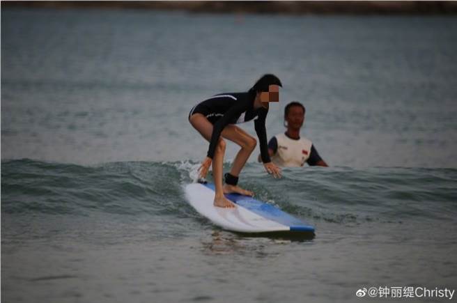 鍾麗緹也帶女兒一起衝浪。（圖／微博@鍾麗緹）