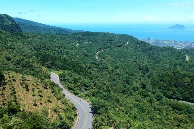 九弯十八拐的北宜公路虽然被评为最险公路，但是沿途的秀丽景致到俯瞰兰阳平原、龟山岛无敌海景，绝对让你收穫满满。