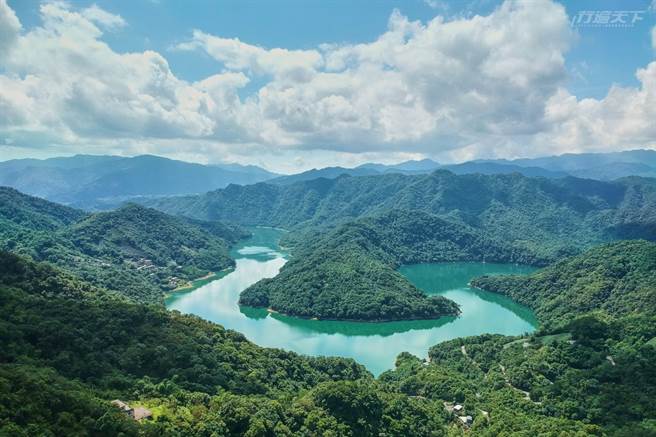 穿过蜿蜒公路、经过茶园，宛若湖中之岛的石碇千岛湖，吸引很多空拍好手前往拍摄。