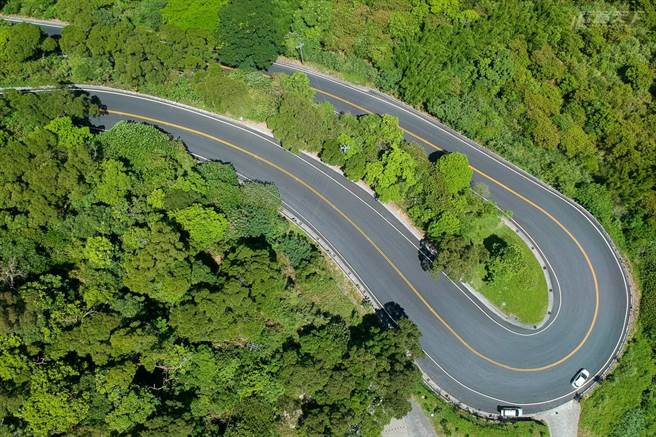 九弯十八拐以髮夹弯闻名，从坪林往头城行驶，沿公路盘旋下山，一旁即可看见无敌海景。