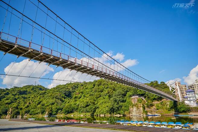 北宜公路的起点的碧潭，可以走上吊桥俯瞰河岸美景。