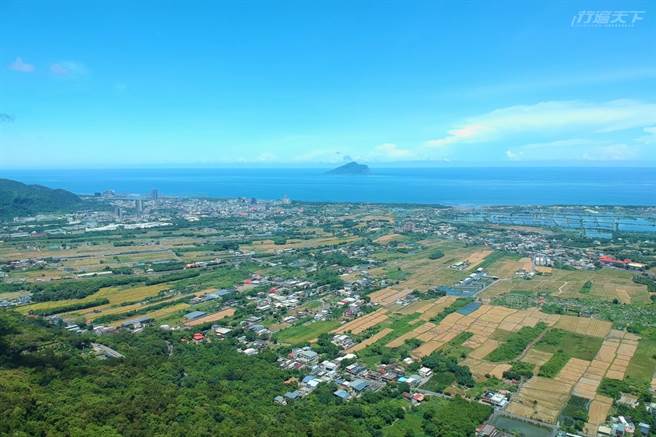 位于新北坪林与宜兰头城交界处，站上便民好走的观景台，即可俯瞰兰阳平原、远眺龟山岛。