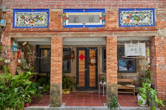 仅200公尺的坪林老街，随处可见石头厝，这里贩售闻名全台的坪林包种茶及各式茶料理。