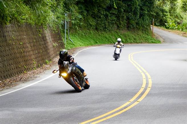 除了赏美景，北宜公路也常常出现重机以及追焦的摄影爱好者。