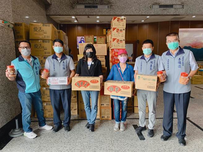 高市副议长陆淑美（左三）今也结合民间企业再「加码」，紧急採购短缺严重的民生必需品，送爱到原乡。（柯宗纬翻摄）