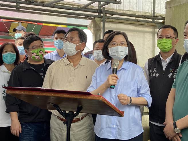 总统蔡英文今9日下午来到嘉义县新港乡视察温室空心菜受灾情况，向农民喊话「政府跟大家站在一起」。（嘉义县政府提供∕吕妍庭嘉义传真）