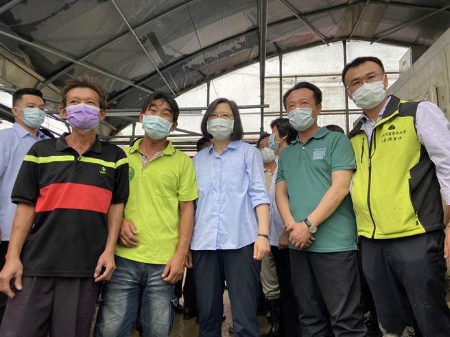 总统蔡英文今9日下午来到嘉义县新港乡视察温室空心菜受灾情况。（嘉义县政府提供∕吕妍庭嘉义传真）