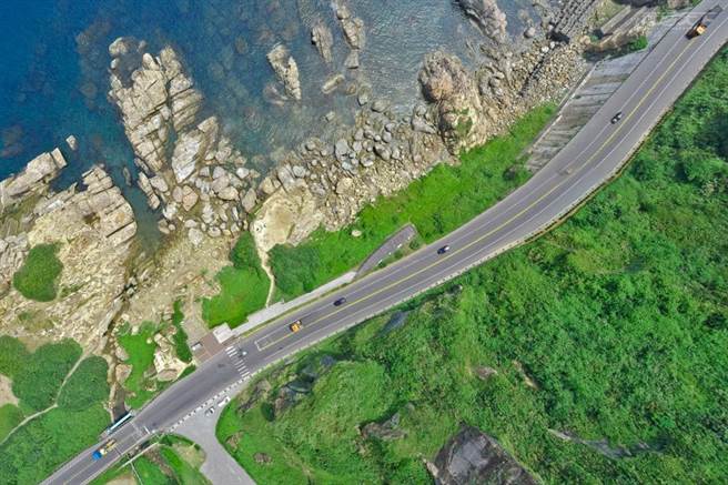 用上帝的视角重新看北台湾最美海岸线，更能饱览这段绝美公路景致。（图/行遍天下）