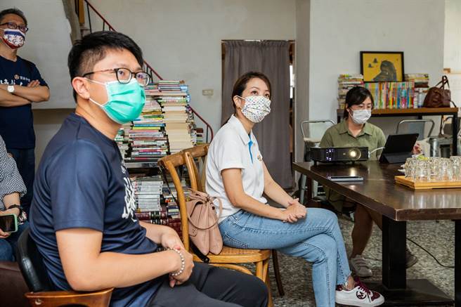 顶新和德文教基金会副执行长萧巧怡(右二)听取简报（图／顶新和德文教基金会提供）