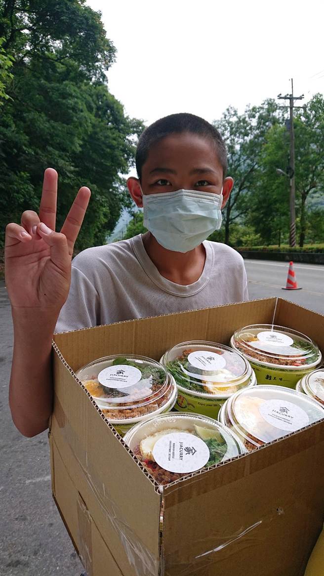 赠送便当至偏乡部落（图／顶新和德文教基金会提供）