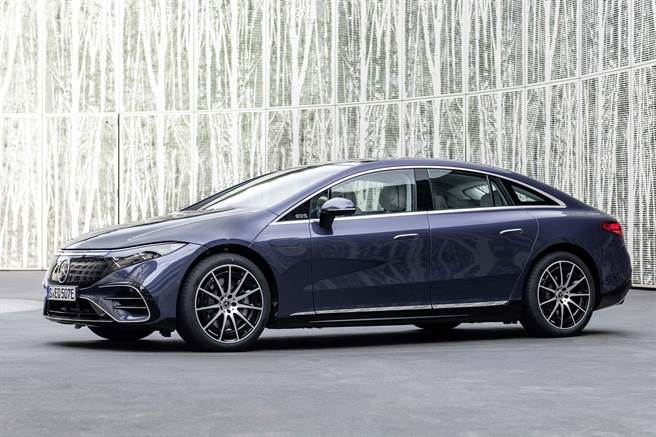 Mercedes-Benz一口氣推出三大電動車平台，圖為最新款電動旗艦EQS。（DAIMLER提供）