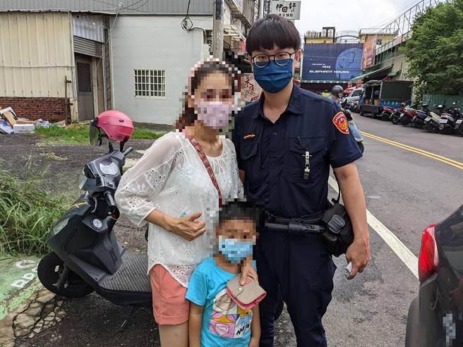 妇人带儿子上菜市场买菜，4岁儿爱玩走失，中市警局雾峰分局成功派出所员警，在菜市场找到着急的妈妈。（雾峰分局提供／黄国峰台中传真）