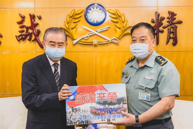 軍友社理事長李棟樑上午率隊慰訪陸軍司令部，致贈慰勞品，由陸軍司令徐衍璞代表接受。（軍聞社提供）
