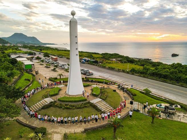 东海岸的北回归线位于花莲县最南端，白色巨塔矗立在台11线公路边，标示这里的纬度是北纬23.5度，也是太阳运行最北的位置。