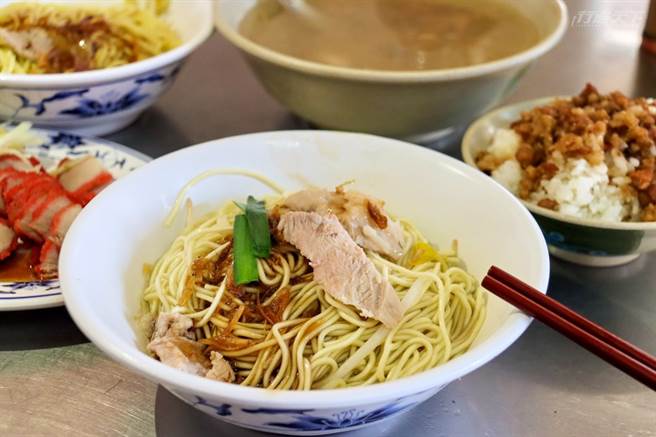 暖暖麵店香气四溢的乾麵，让人尝到满满的古早味。（图/行遍天下）
