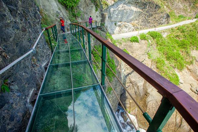 在41.5K公路截弯取直后，将旧隧道规划为徒步景点，并设置全台唯一的悬崖海景天空步道，走在玻璃栈道上十分刺激。