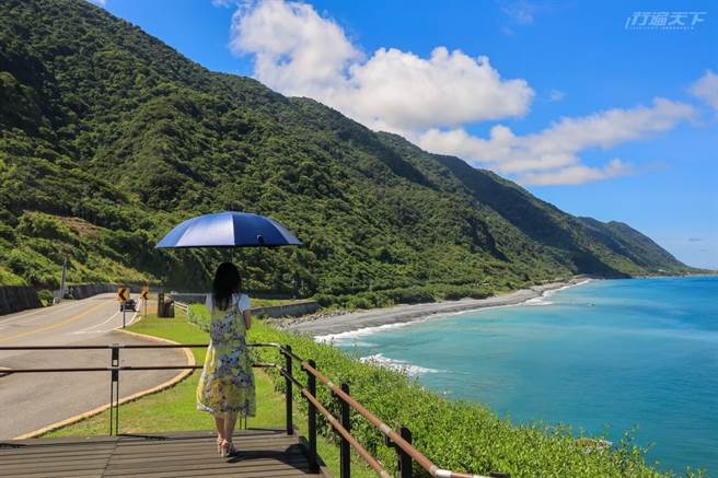 台11线上59K的大湾游憩区，这里有许多大型石雕艺术品，从观景台向北远眺，笔直的海岸线波涛汹涌，极为壮观。