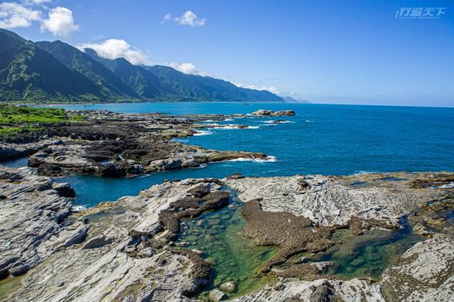 公路65K处可抵达石梯坪，礁石被风化侵蚀状如阶梯而命名，高耸的巨石与海蚀平台构成壮丽的礁石海岸景观，可从事露营、潜水等活动。