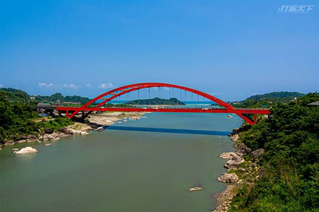 秀姑峦溪出海口的小渔村，在地阿美族人多以捕鱼为生，新旧两座长虹桥横跨河面，是热门景点也是泛舟终点。